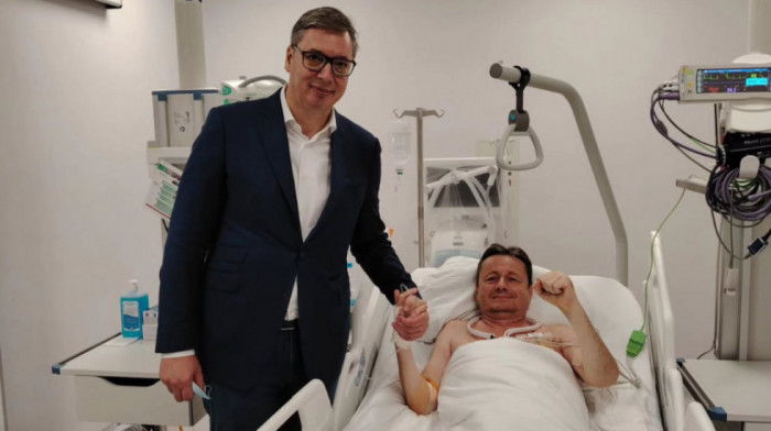 "Darko nesalomivi": Vučić objavio zajedničku fotografiju sa ministrom Glišićem iz bolnice