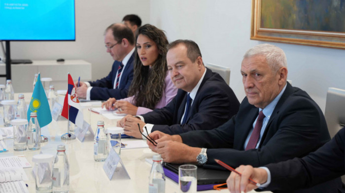 Dačić sa potpredsednikom vlade i ministrom ekonomije Kazahstana u Almatiju