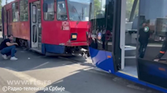 Novi tramvaj iskočio iz šina u Beogradu, saobraćaj bio obustavljen na Autokomandi