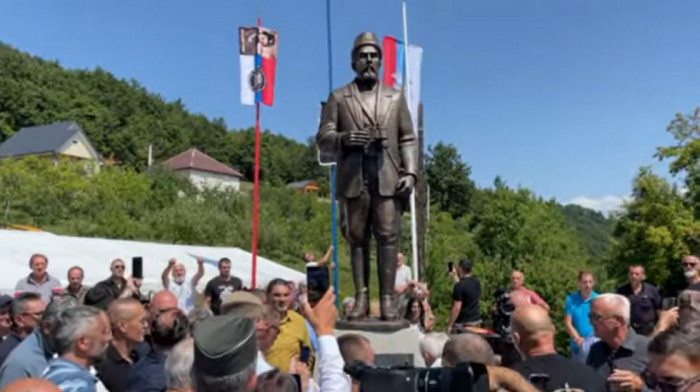 Spomenik Pavlu Đurišiću kod Berana sklonjen u crkvu: Policija došla da ukloni postament