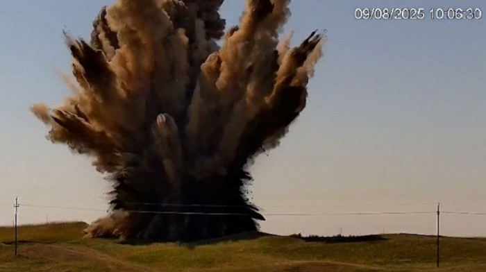 Detonacija u Deliblatskoj peščari: MUP objavio slike raznošenja ogromne bombe uklonjene sa gradilišta u Beogradu