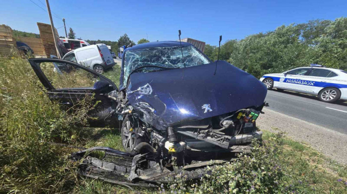 Težak udes na Ibarskoj: "Pežo" zadobio tri udarca u sekundi, ima teško povređenih, četiri vozila slupana (FOTO+VIDEO)