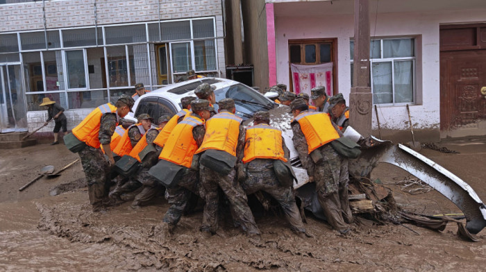 "Kamenje veličine kreveta": Poplave u kineskoj provinciji Gansu odnele najmanje 13 života, 30 osoba nestalo