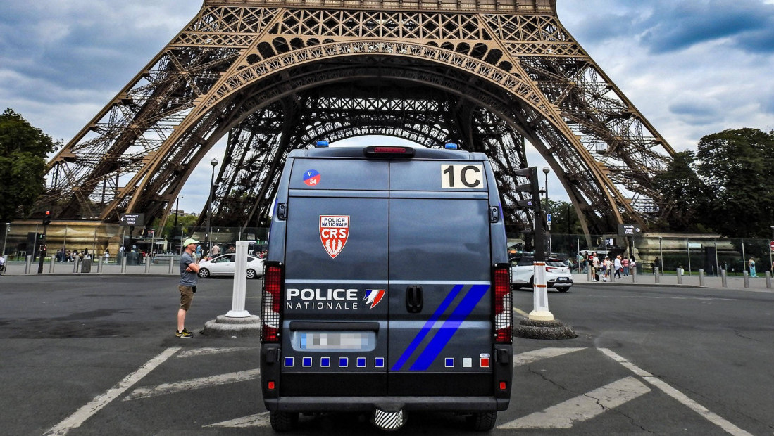 Skočio padobranom sa Ajfelovog tornja u Parizu: Policija privela trojicu muškaraca