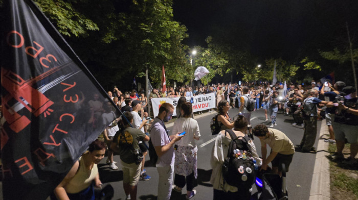Grupa građana iz tzv. zborova ispred kuće u kojoj živi Ana Brnabić