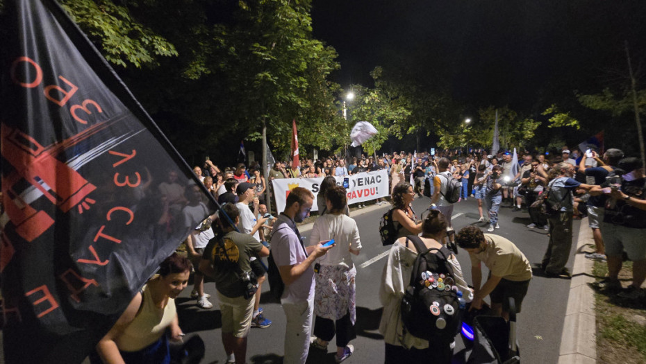 Grupa građana iz tzv. zborova ispred kuće u kojoj živi Ana Brnabić