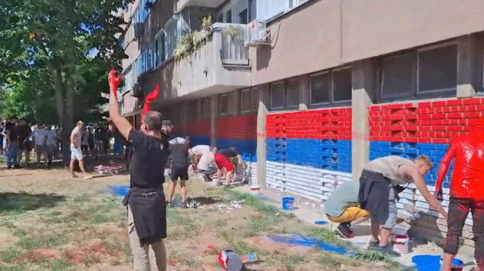 Policija intervenisala zbog kraćeg incidenta tokom oslikavanja zastava u Novom Sadu