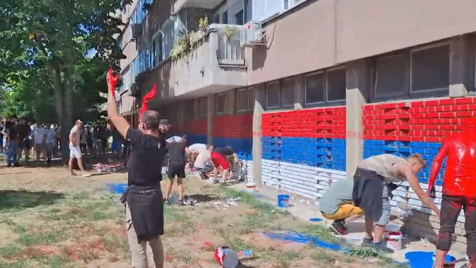 Policija intervenisala zbog kraćeg incidenta tokom oslikavanja zastava u Novom Sadu