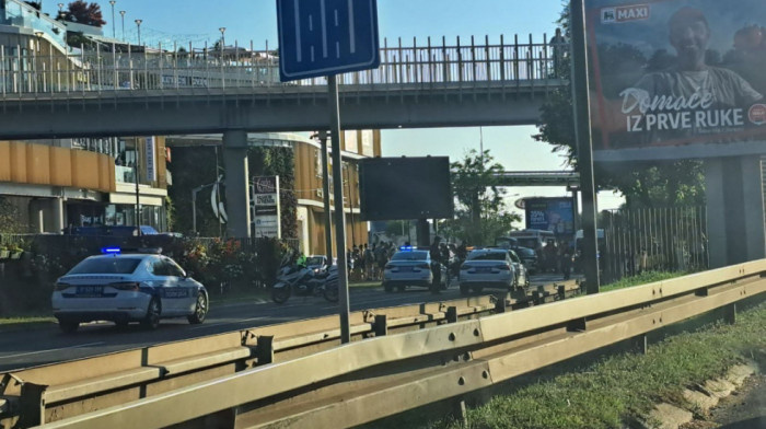 Dva automobila sudarila se kod tržnog centra Ada mol, hitna pomoć stigla na lice mesta