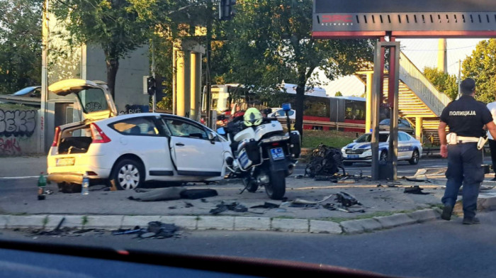 Sudar dva automobila kod tržnog centra Ada mol, hitna pomoć stigla na lice mesta