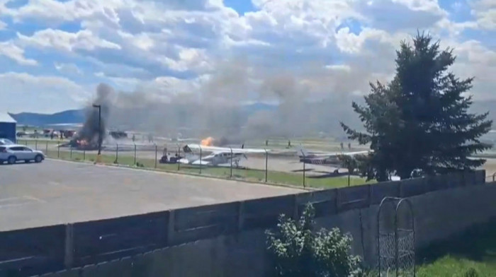 Avion sleteo na aerodrom u Montani i sudario se sa parkiranim avionom, izbio požar