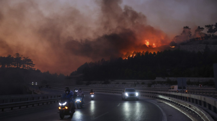 Vatrogasci u Turskoj bore se sa požarima u nekoliko oblasti, stotine ljudi evakuisano