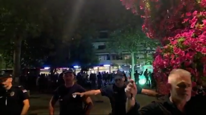 Napeto u Bačkoj Palanci i Vrbasu: Demonstranti gađali okupljene ispred prostorija SNS-a (FOTO/VIDEO)
