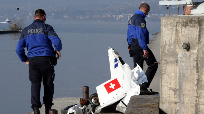 Mali avion se srušio u Ženevsko jezero i potonuo, dve osobe iz letelice spasene