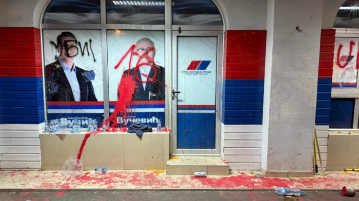 Napadnute prostorije SNS-a u Novom Sadu (FOTO/VIDEO)