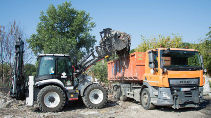 Počelo uklanjanje prve od devet divljih deponija u Ulici Tošin bunar