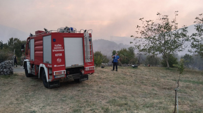 Požar kod Herceg Novog pod kontrolom, kuće odbranjene, stigao avion MUP-a