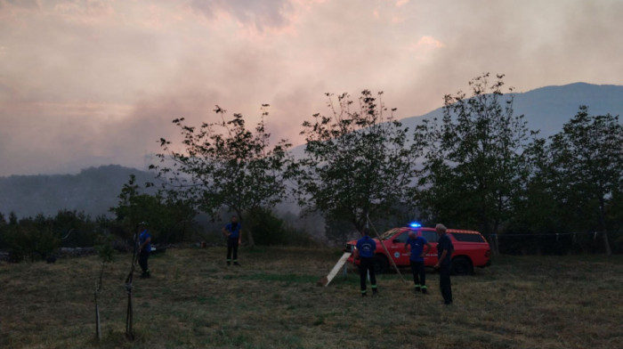 Požari u Crnoj Gori: U kanjonu Morače u Platijama najkritičnije, saobraćaj bio blokiran zbog požara iznad tunela