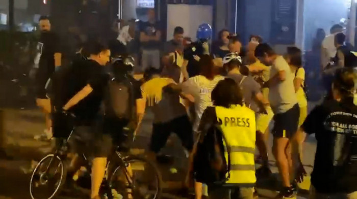 MUP: U napadu demonstranata na prostorije SNS u Novom Sadu povređen policajac
