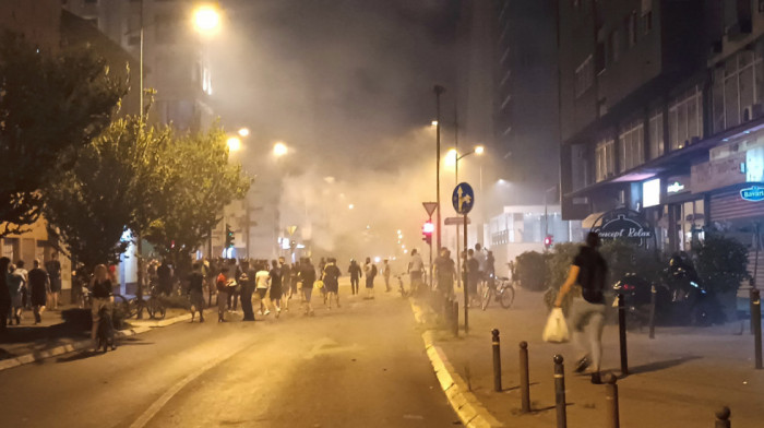 Protesti u Srbiji: Napadnuta policija na Novom Beogradu, prebijena najmanje jedna osoba u Novom Sadu kod prostorija SNS
