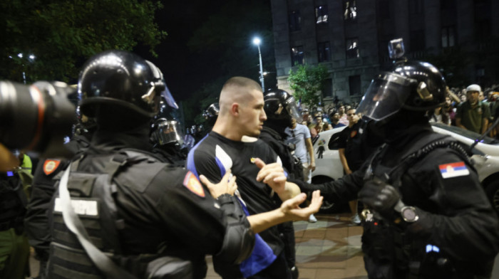 Učesnici protesta došli kod Pionirskog parka, isprečio se kordon policije