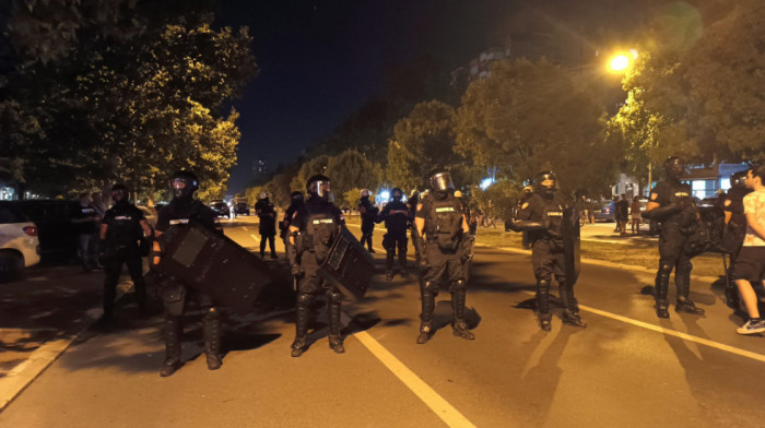 Incidenti u Beogradu i Novom Sadu: U neredima povređeno više od 80 ljudi i 27 policajaca, nadležni najavljuju sankcije
