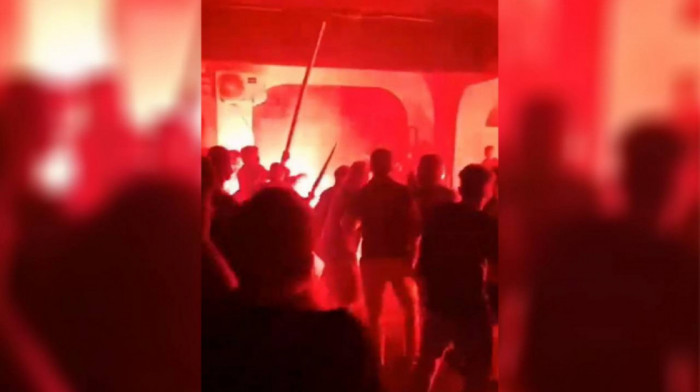 Demonstranti zapalili prostorije, pa napali pristalice SNS-a; Dačić: Pripadnik Vojske u skladu sa zakonom izvukao oružje