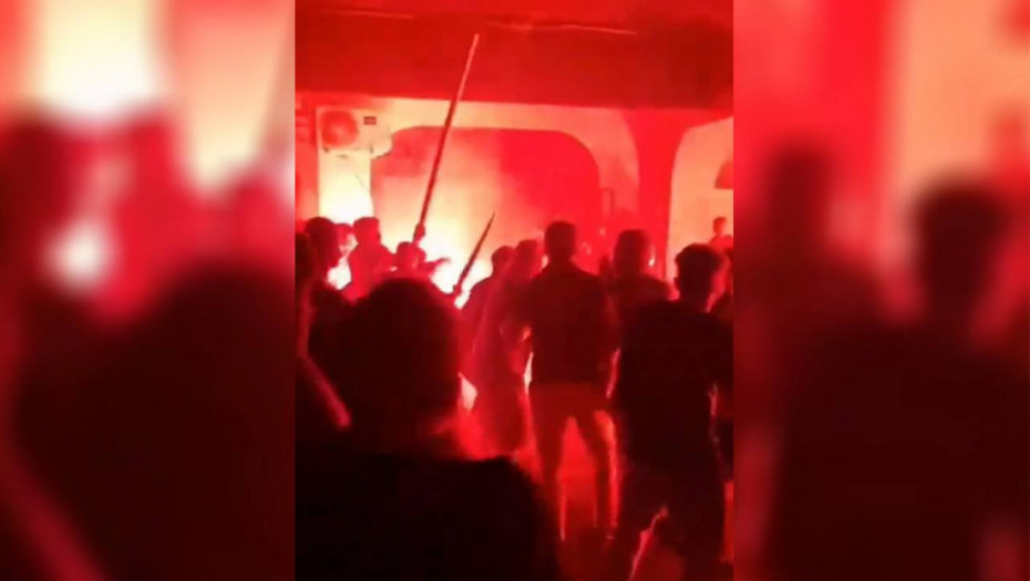 Demonstranti zapalili prostorije, pa napali pristalice SNS-a; Dačić: Pripadnik Vojske u skladu sa zakonom izvukao oružje