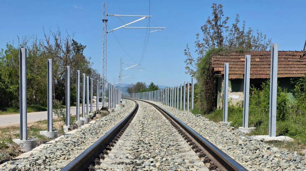 Železnica upozorava na opasno ponašanje vozača u Železniku: Zaobilaze spuštene branike na prelazu