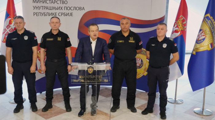 Dačić: U noćašnjim incidentima povređeno 27 policajaca, svi koji su kršili zakon biće identifikovani i sankcionisani