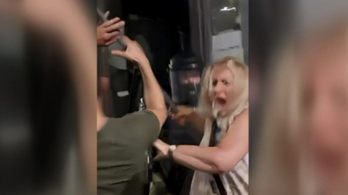 MUP demantovao optužbe za nasilje policije: Žena sa fotografije napala žandarme metalnom šipkom tokom nereda kod Slavije