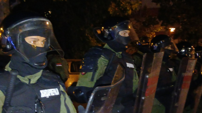Priznali krivicu za napad na policiju: Uslovne kazne zatvora za dvojicu demonstranata zbog nasilja u Beogradu