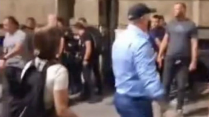 Objavljeni snimci devojke koja je napala policiju: Negiraju se tvrdnje da je bilo nasilja nad njom u zgradi Vlade