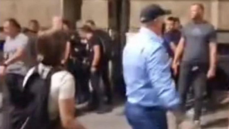 Objavljeni snimci devojke koja je napala policiju: Negiraju se tvrdnje da je bilo nasilja nad njom u zgradi Vlade