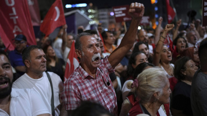 Turska: Smenjeni lider opozicione RHP Ozgur Ozel predvodio demonstracije u Ankari