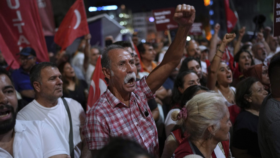 Turska: Smenjeni lider opozicione RHP Ozgur Ozel predvodio demonstracije u Ankari
