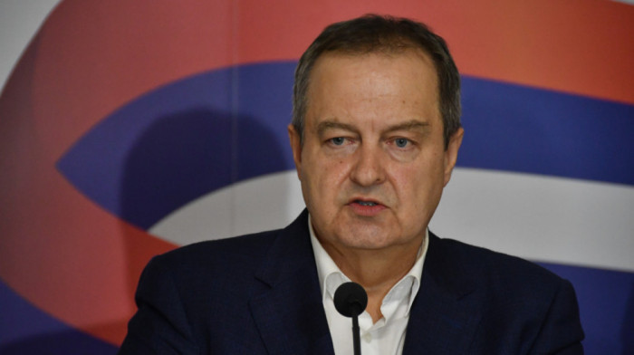 Dačić: Policija brzo reagovala i razbila nasilne grupe demonstranata u Beogradu