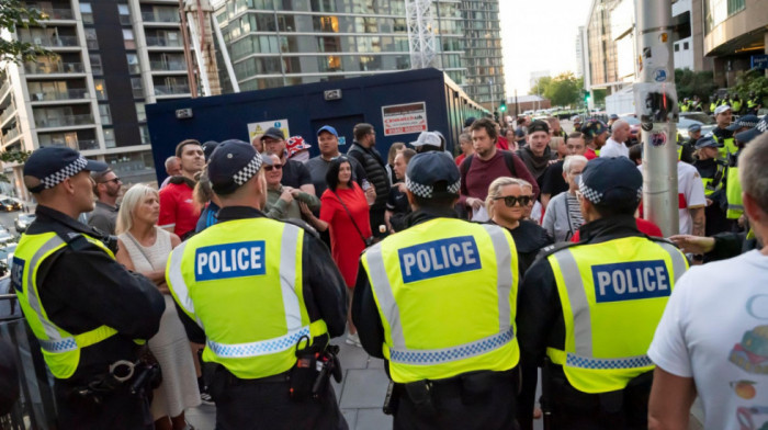 Oštre kritike britanske policije: Odbili da uhapse azilanta koji je upao ženi u stan, pa se obračunali sa demonstrantima