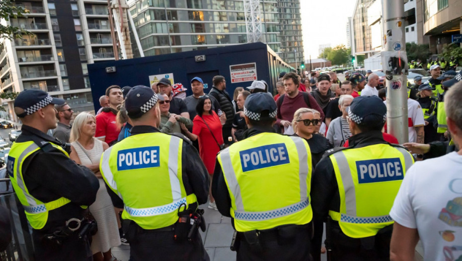 Oštre kritike britanske policije: Odbili da uhapse azilanta koji je upao ženi u stan, pa se obračunali sa demonstrantima