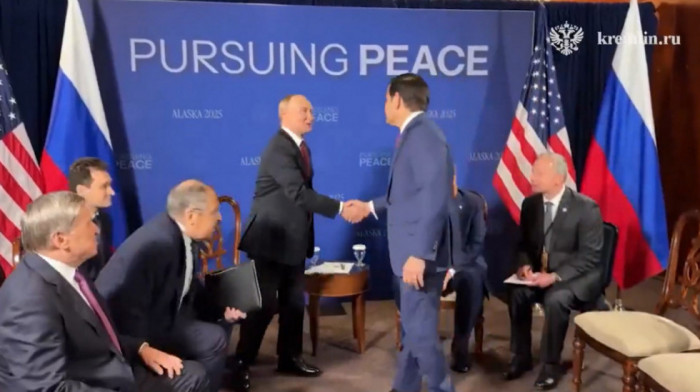 Snimci "iza kulisa" sa Aljaske: Rubio hteo da izbegne rukovanje sa Putinom, Tramp odmah reagovao (VIDEO)