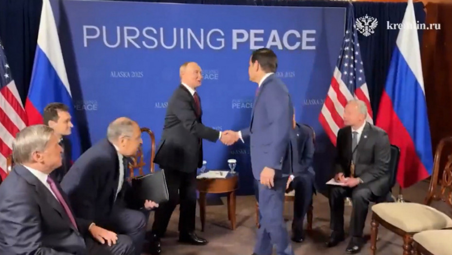 Snimci "iza kulisa" sa Aljaske: Rubio hteo da izbegne rukovanje sa Putinom, Tramp odmah reagovao (VIDEO)