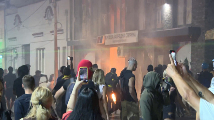 Do sada uhapšeno više desetina demonstranata: Gde se podvlači linija između nasilničkog ponašanja i pokušaja ubistva?