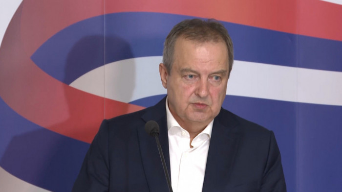 Dačić o večerašnjem nasilju: Za sada uhapšeno 18 lica, najmanje jedan žandarm povređen u Valjevu