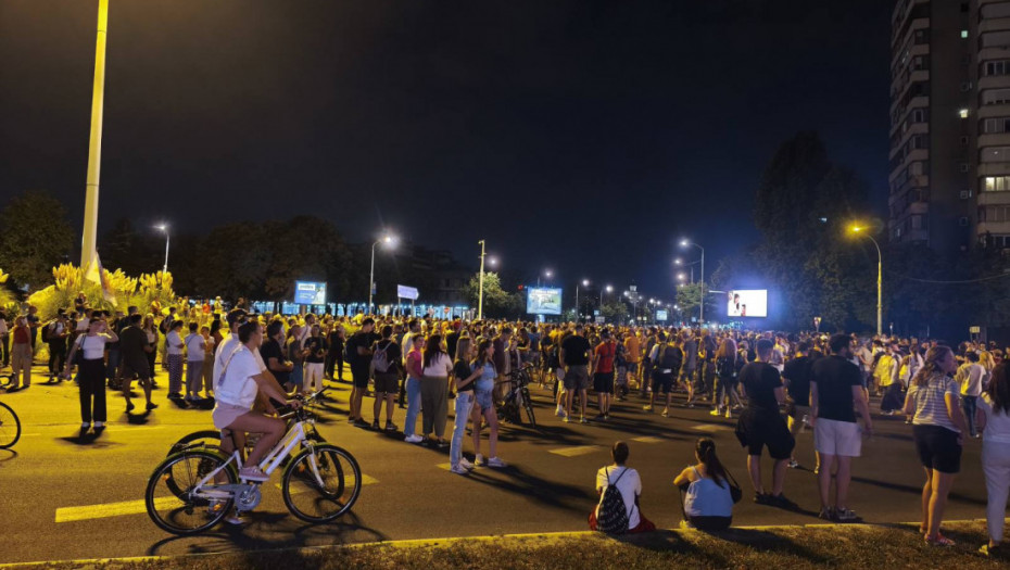 Protesti u Srbiji: Trenutno mirna situacija na protestima u više gradova