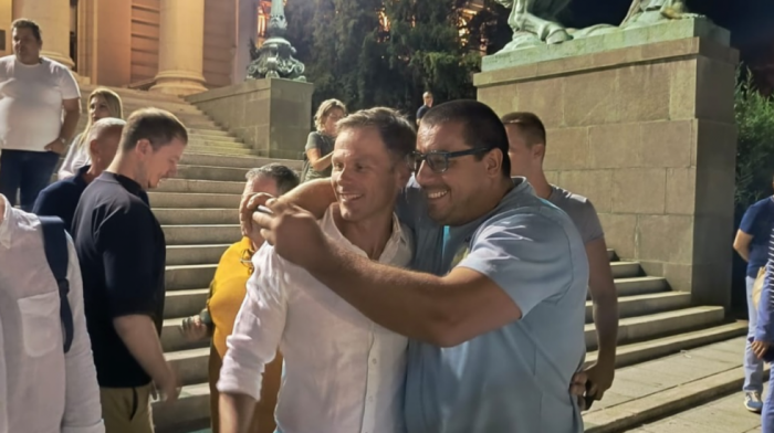 Mali, Đurić i Selaković ispred Skupštine sa pristalicama SNS:  Došli smo da damo podršku ljudima koji žele da uče