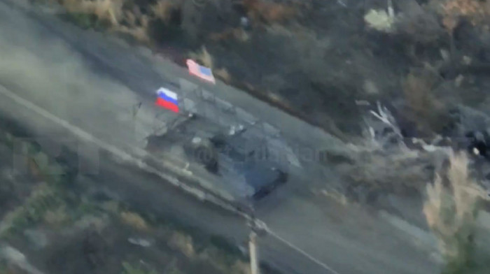 Rusi u jurišaju sa američkom zastavom: "Trolovanje" na bojnom polju, ili drska politička poruka? (VIDEO)