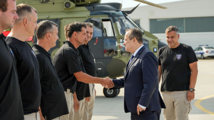 Dačić dočekao helikoptersku posadu MUP-a koja je gasila požare u Crnoj Gori: Spremni smo da uvek pomognemo susedima