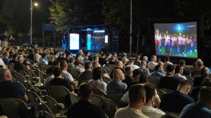 Ministri Vlade Srbije i SNS funkcioneri gledali utakmicu Crvene zvezde i Pafosa ispred Narodne skupštine
