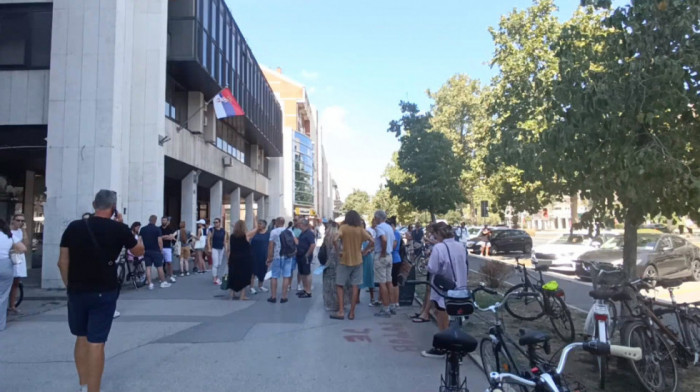 Protest ispred Prekršajnog suda u Novom Sadu zbog privođenja studenta