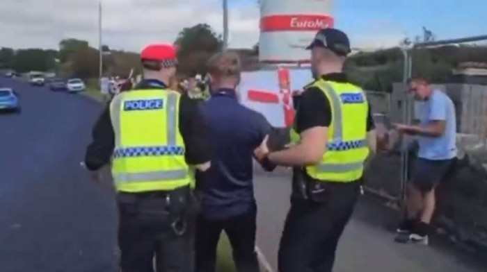 Uhapšen jer je vikao da voli slaninu: Neverovatan inicident na protestima u V. Britaniji (VIDEO)